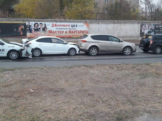 В Волгограде такси устроило серию аварий по принципу домино