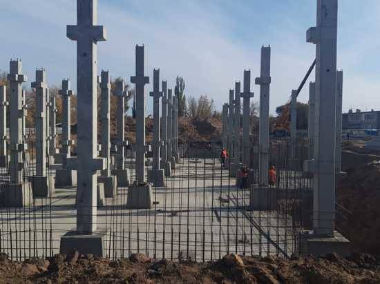 В хуторе Лебяжья Поляна устанавливают колонны нового детсада