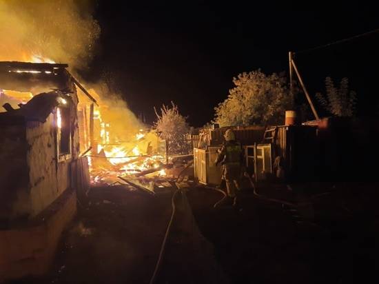 На юге Волгограда из-за неосторожности дотла сгорел частный дом