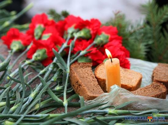 Коллеги убитого риелтора несут цветы и свечи к банку в центре Волгограда