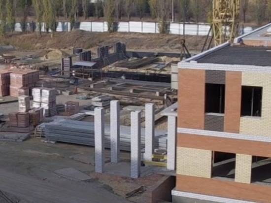 В новой школе в Кировском районе залили фундамент под спортзал