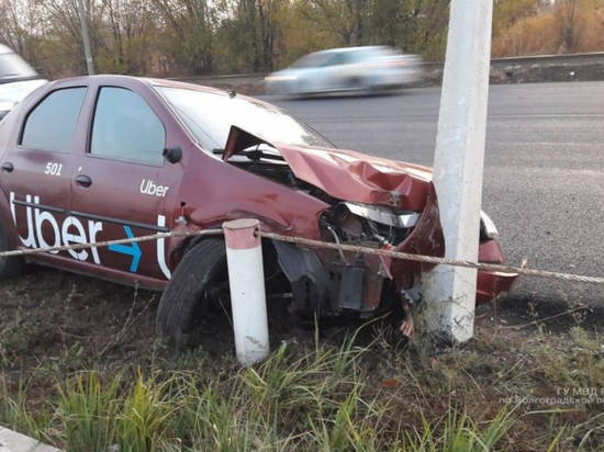 В Волжском такси врезалось в световую опору