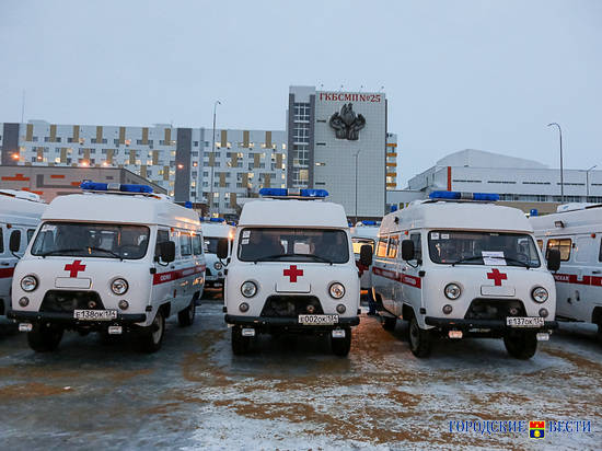 Машина скорой помощи с пациентом перевернулась в Волгограде