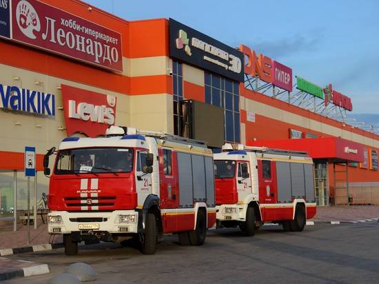 В Волгограде пожарные оцепили торговый центр