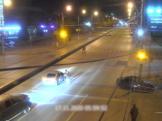 В Волгограде водитель врезался в столб в Ворошиловском районе