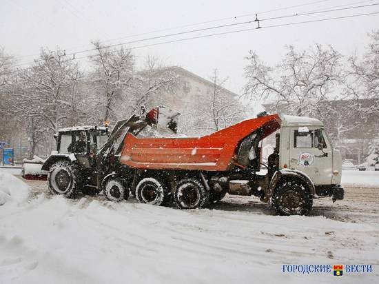 Дороги Волгоградской области расчистили от последствий ночного снегопада