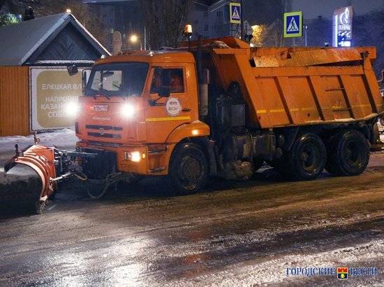 В Волгограде дорожники устраняют последствия ночного снегопада