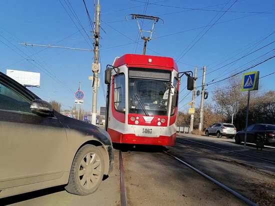 В Волгограде из-за припаркованного авто пришлось менять маршрут скоростного трамвая