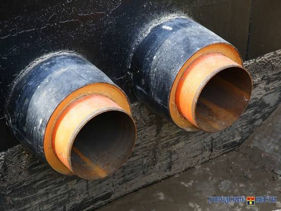 В Волгограде мусоровоз повредил трубопровод с теплоносителем