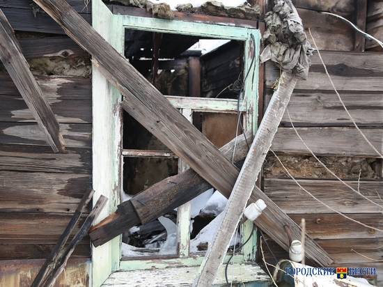 В Волгоградской области пожарные 3,5 часа тушили горящий дом