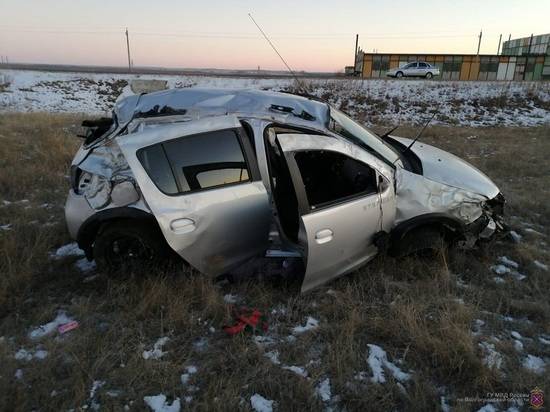 Молодой водитель погиб в опрокинувшейся иномарке в Жирновском районе
