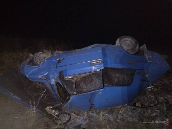 Водитель «ВАЗ» погиб, опрокинув машину под Волгоградом: двое в больнице