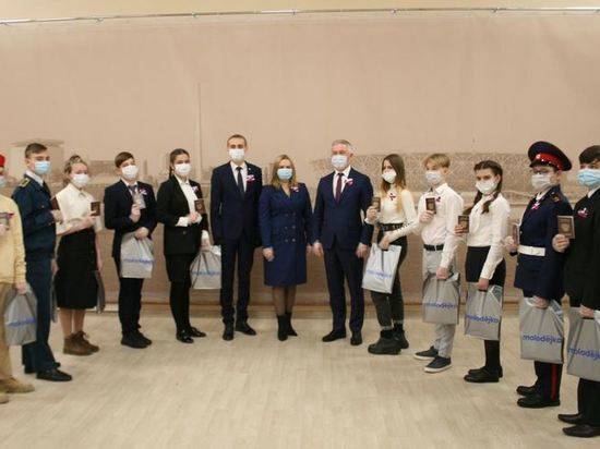 «Мы – граждане России!»: 10 молодым волгоградцам вручили паспорта