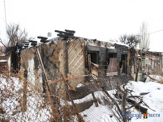 Под Волгоградом семья с девятью детьми из-за пожара осталась без дома