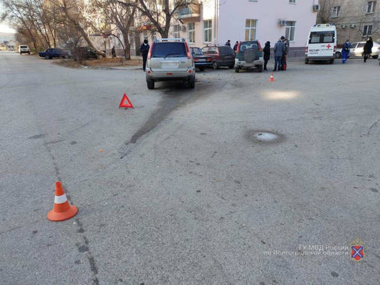 В Волгограде женщина протаранила две машины и сбила пешехода