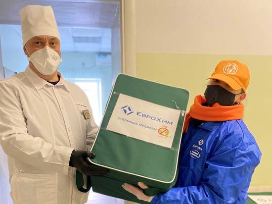 «Медицинские термоконтейнеры нам нужны»: волонтёры «ЕвроХим-ВолгаКалия» передали партию медснаряжения Котельниковской ЦРБ
