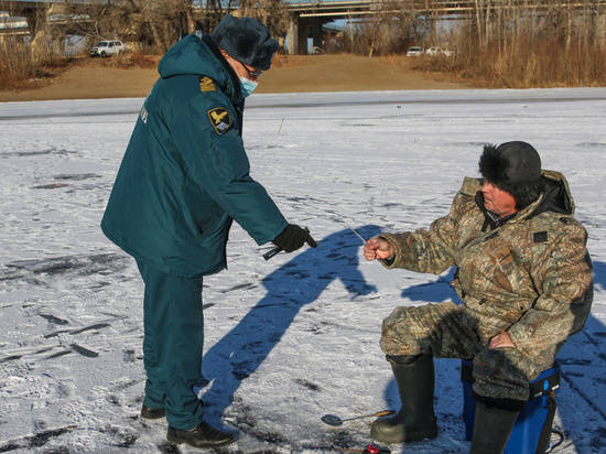 Инспекторы ГИМС рассказали волгоградским рыбакам о правилах поведения на льду