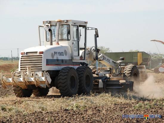 30 тракторов для борьбы с пожарами получили в сёлах Волгоградской области