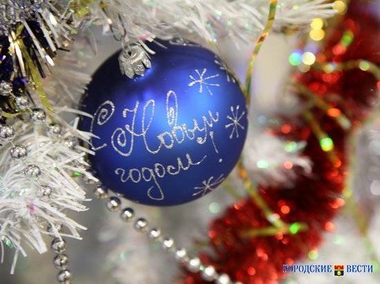 Волгоградским школам и детсадам разрешили проводить новогодние праздники