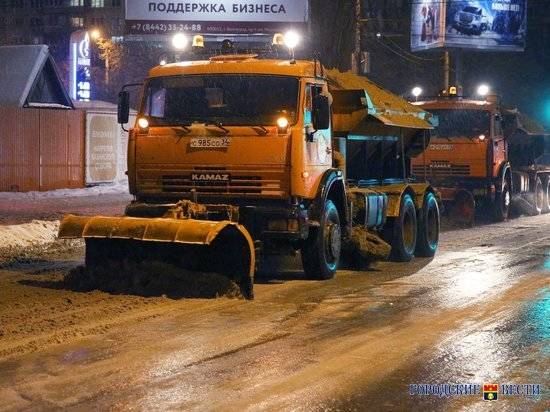70 машин убирают с дорог Волгограда ледяную корку