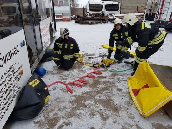 Волгоградские пожарные «потушили» автобус и «спасли» сотрудников автопарка