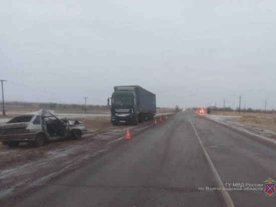 В Волгоградской области пассажир ВАЗа умер от удара грузовика