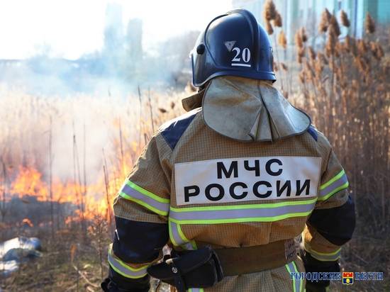 В Волгоградской области сгорели 100 тонн сена и ВАЗ