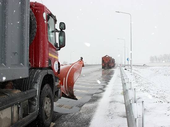 Волгоградские дорожники расчищают от снега трассы региона