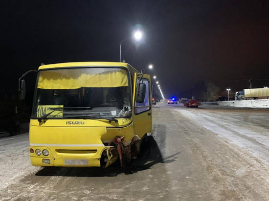 Под Волгоградом легковушка столкнулась с автобусом
