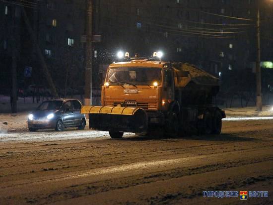 2-е сутки в Волгограде спецтехника расчищает дороги