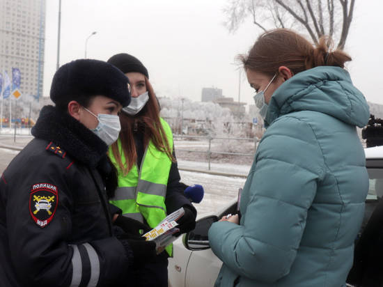 Волгоградским водителям напомнили о безопасности и подарили световозвращатели