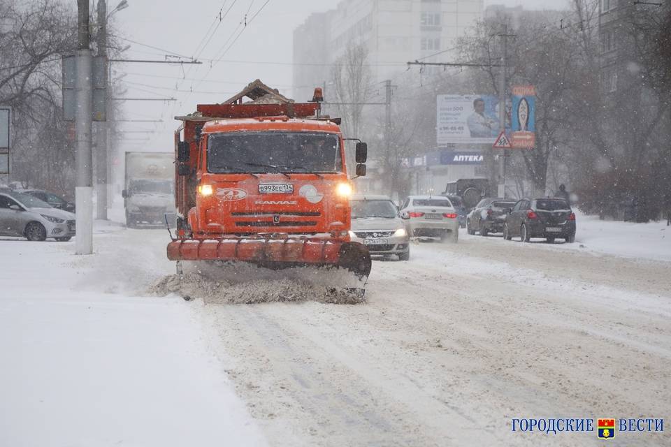 С началом снегопада улицы Волгограда расчищают 67 спецмашин