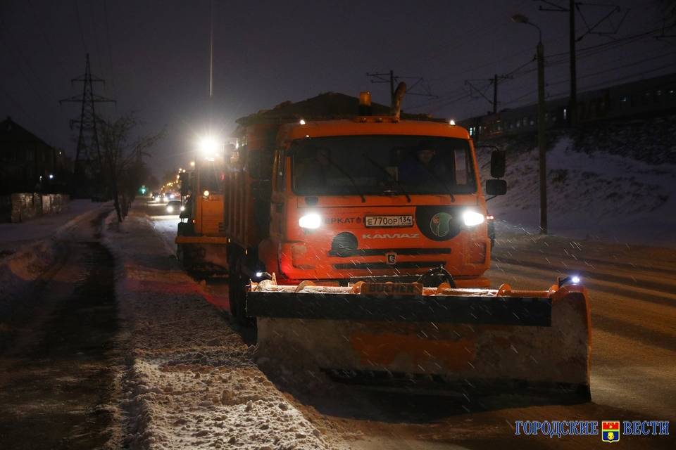 73 спецмашины боролись ночью с последствиями снегопада в Волгограде