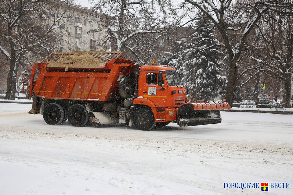 Дорожно-коммунальные службы Волгограда борются с последствиями снегопада