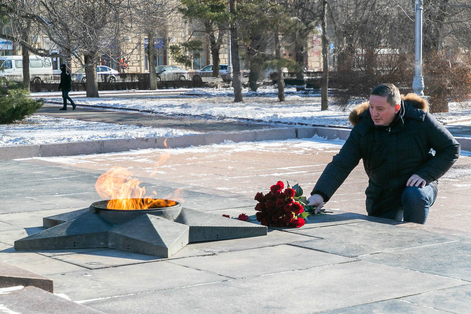 Губернатор Волгоградской области почтил память защитников Отечества