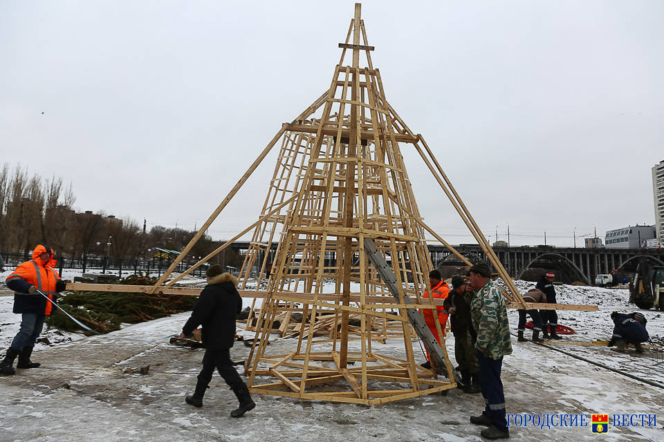 В Волгограде начали собирать 12-метровую фигуру Масленицы