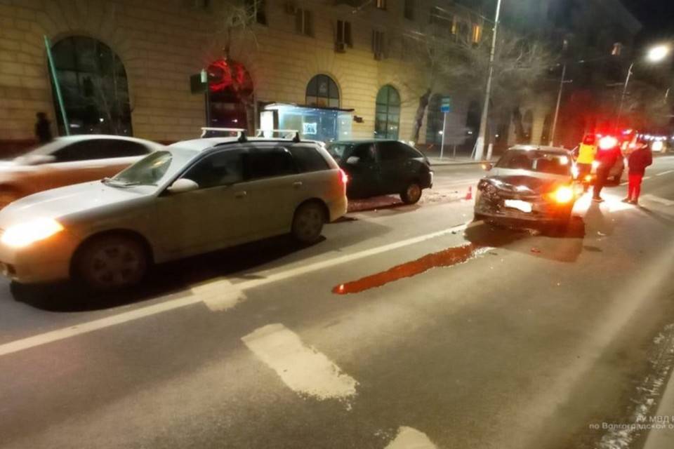 В центре Волгограда «Лада Гранта» устроила тройную аварию