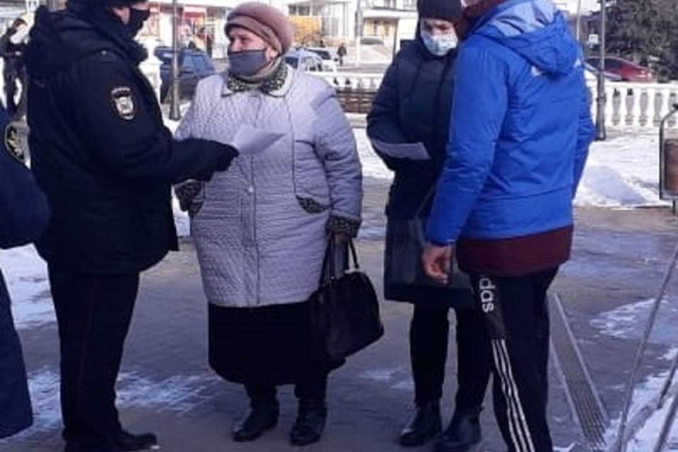 В Урюпинске полицейские и волонтеры провели профилактическое мероприятие «Стоп. Мошенник!»