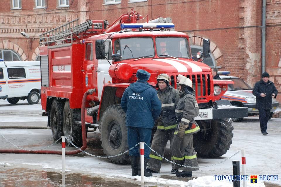 В центре Волгограда ночью сгорели 2 иномарки