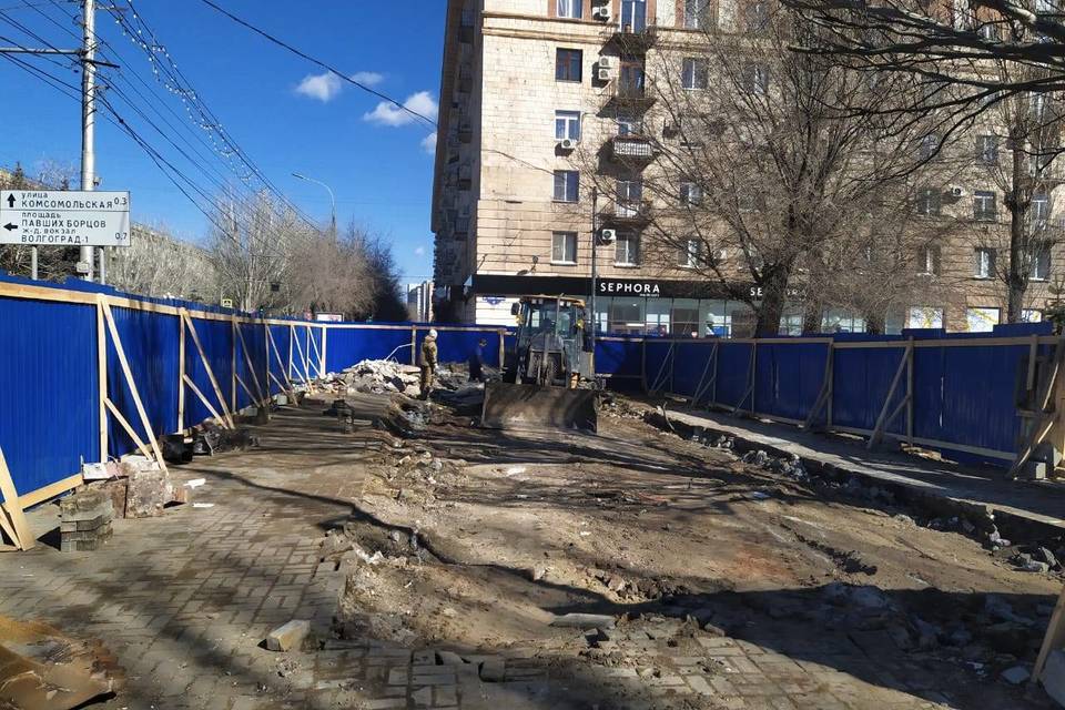 На месте снесенной «стекляшки» в центре Волгограда началось благоустройство