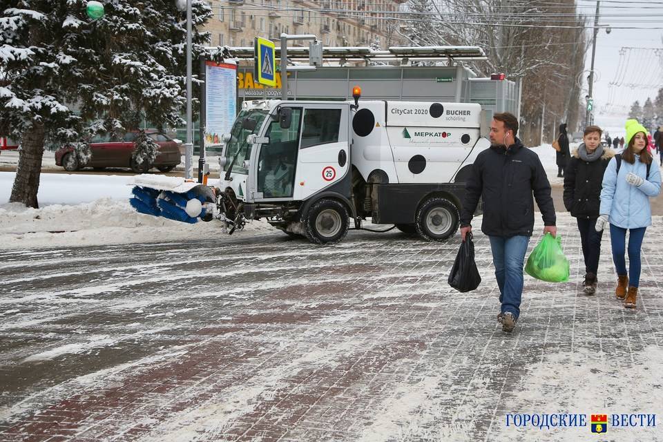 В Волгограде коммунальщики чистят от снега дороги и тротуары