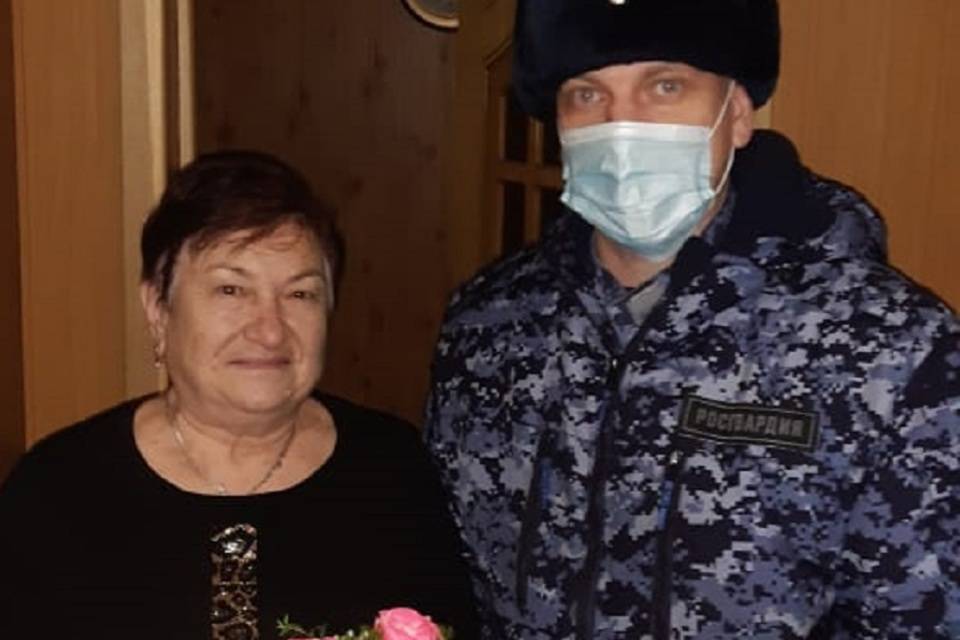 В Волгоградской области сотрудники Росгвардии навестили мам погибших товарищей