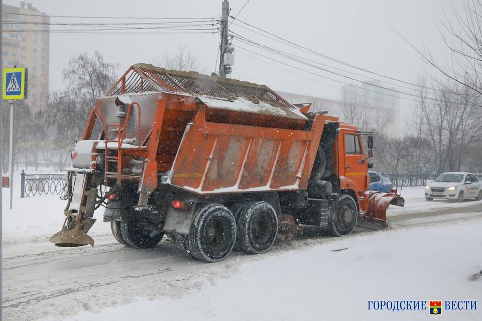 Более 3 тысяч тонн реагентов высыпали на дороги Волгоградской области