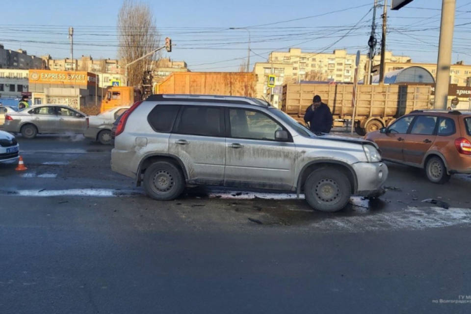 Астраханец на Volkswagen устроил ДТП с пострадавшими в Волгограде