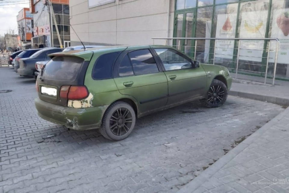 На парковке магазина «МАН» в Волгограде иномарка сбила 25-летнюю девушку