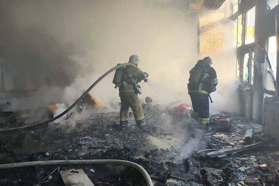 Волгоград возгорание. Пожар горит физкультурный зал. Ашан сгорел на исторической в Волгограде. Пожар на Волгоградской Омск.