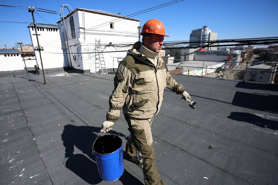 СК раскрыл крупную аферу при ремонте школьных крыш в Волгограде