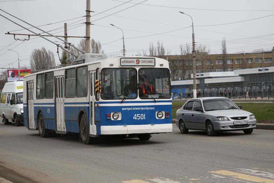 На севере Волгограда водитель одним движением дверцы авто остановил троллейбус