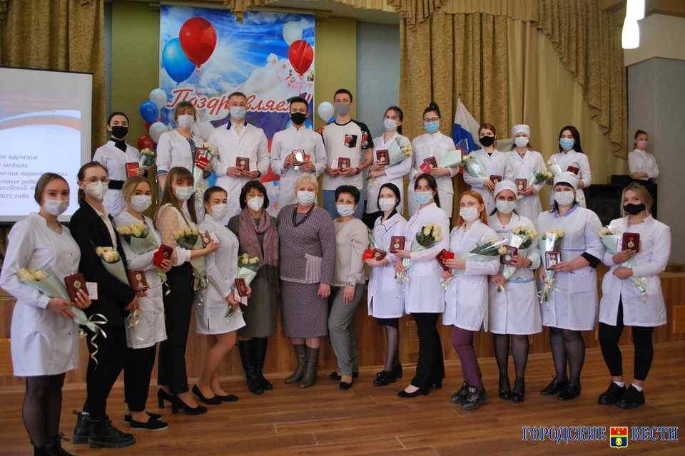 Студентов волгоградского медколледжа наградили за борьбу с COVID-19