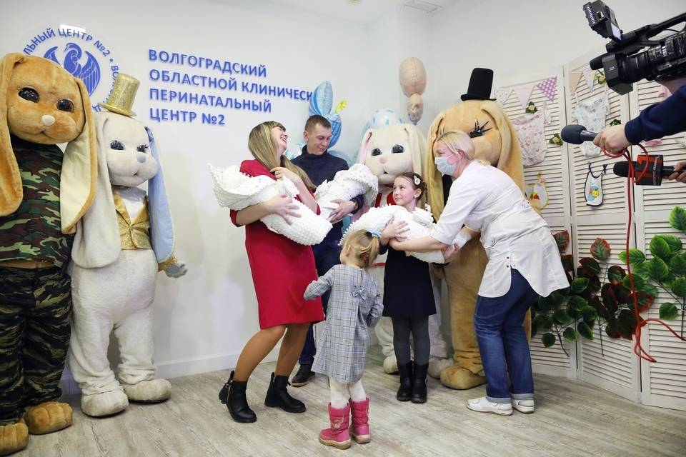 В Волгограде «Магнит» погасил ипотеку семьи с новорождёнными четверняшками